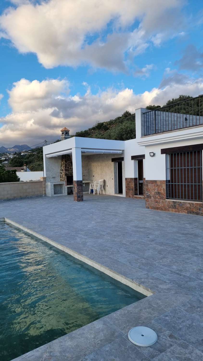 Vivienda moderna en Torrox campo con lujos con piscina y zona de esparcimiento.