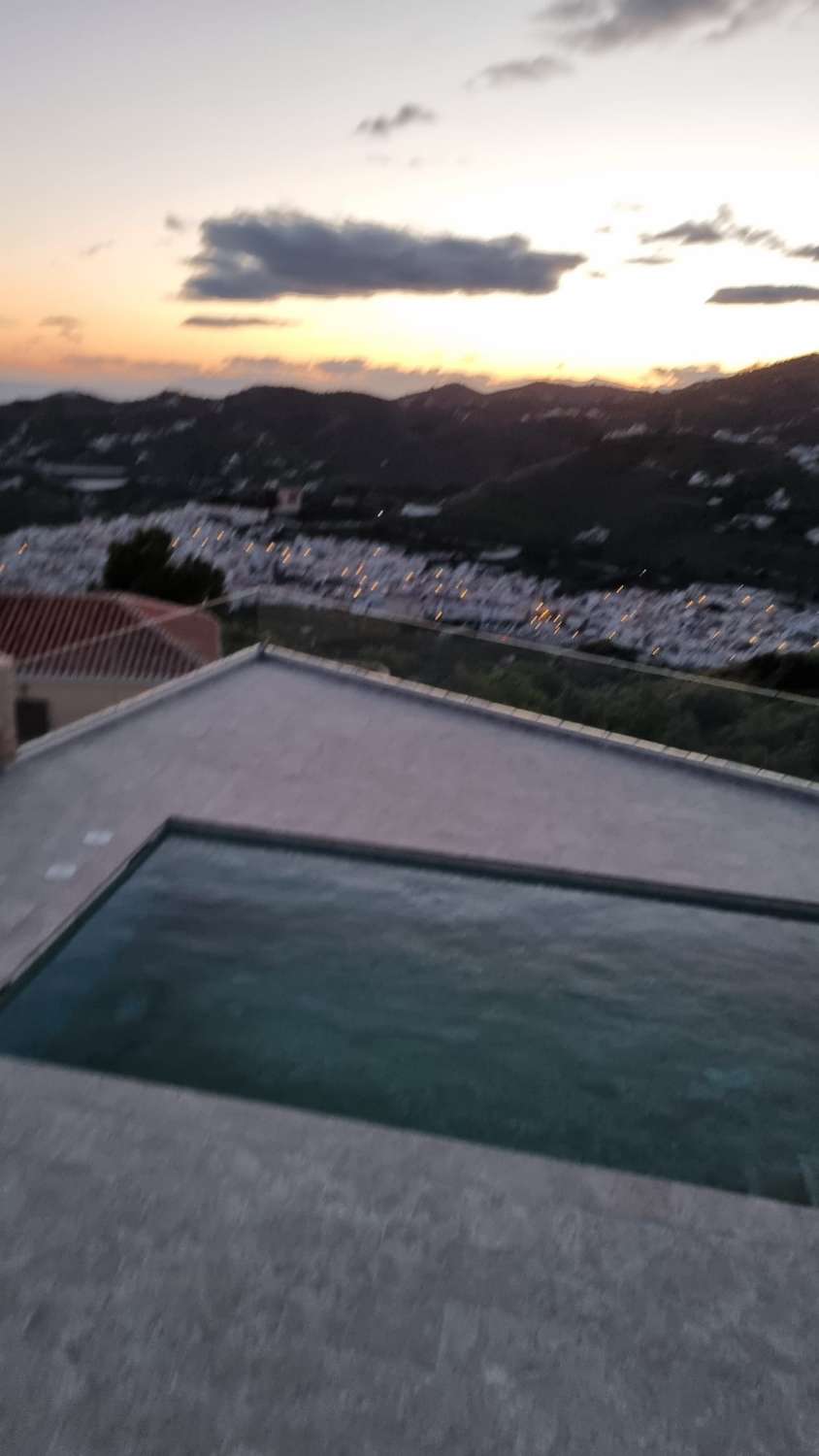 Vivienda moderna en Torrox campo con lujos con piscina y zona de esparcimiento.