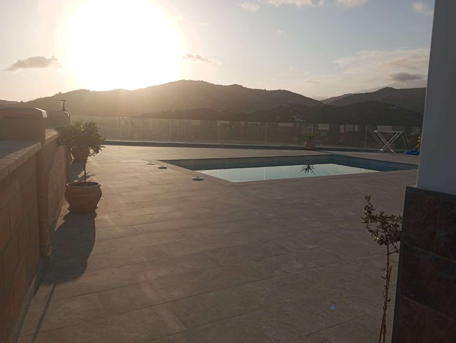 Vivienda moderna en Torrox campo con lujos con piscina y zona de esparcimiento.