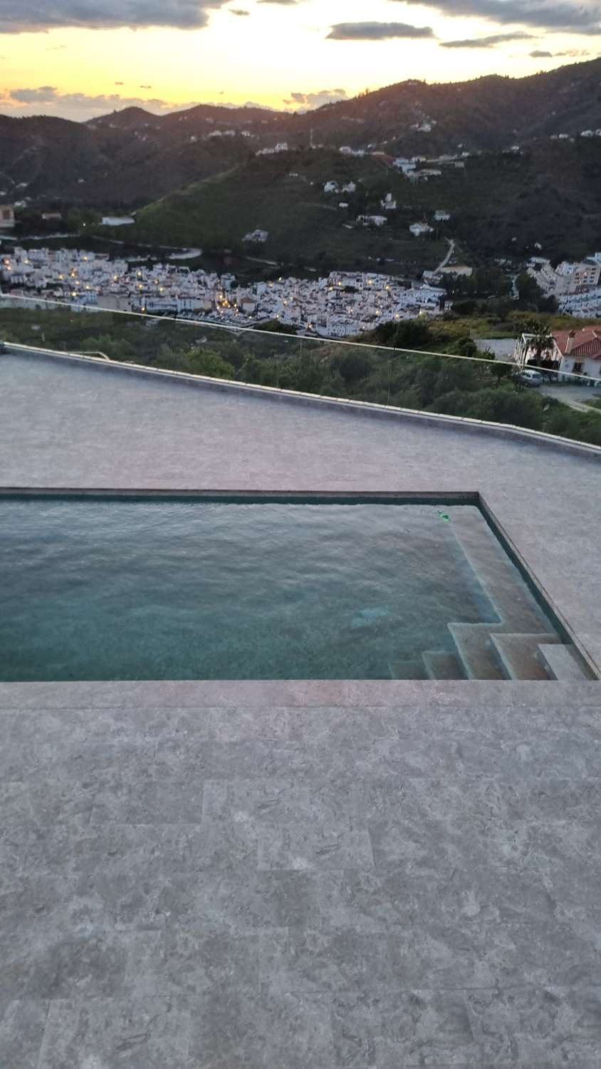 Vivienda moderna en Torrox campo con lujos con piscina y zona de esparcimiento.