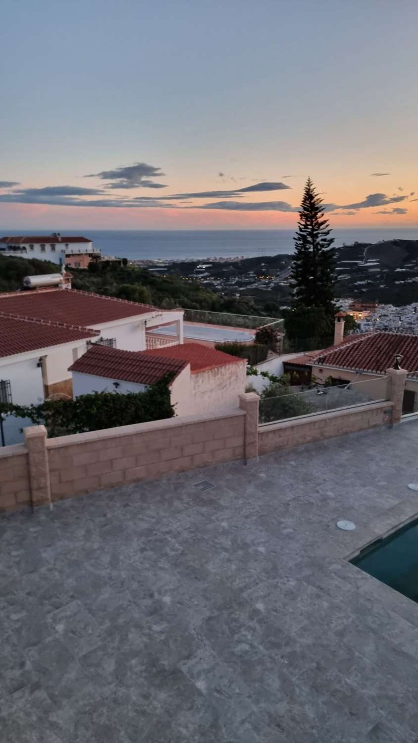 Vivienda moderna en Torrox campo con lujos con piscina y zona de esparcimiento.