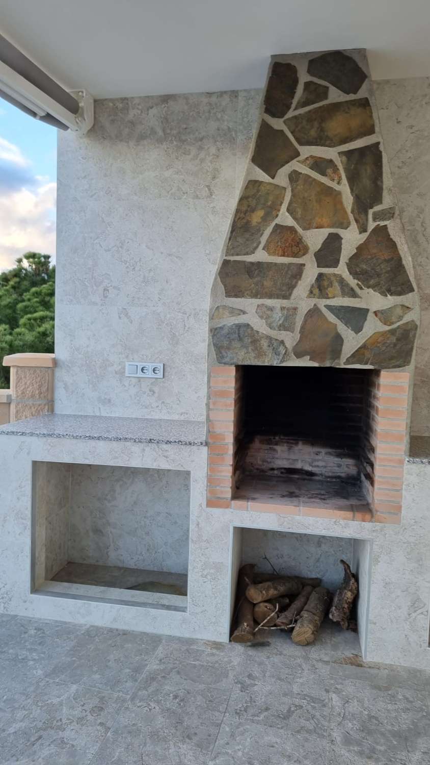 Vivienda moderna en Torrox campo con lujos con piscina y zona de esparcimiento.