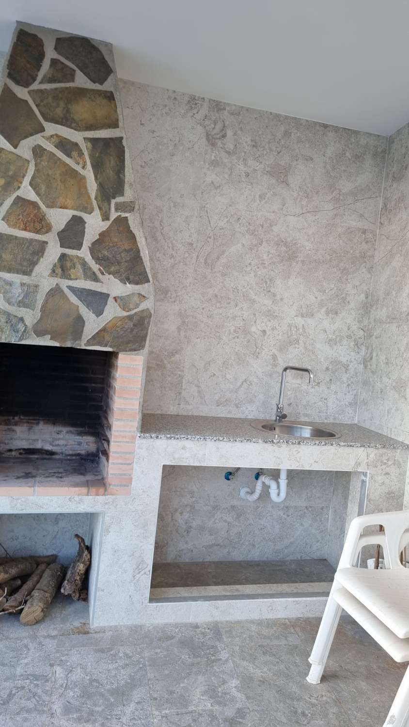 Vivienda moderna en Torrox campo con lujos con piscina y zona de esparcimiento.