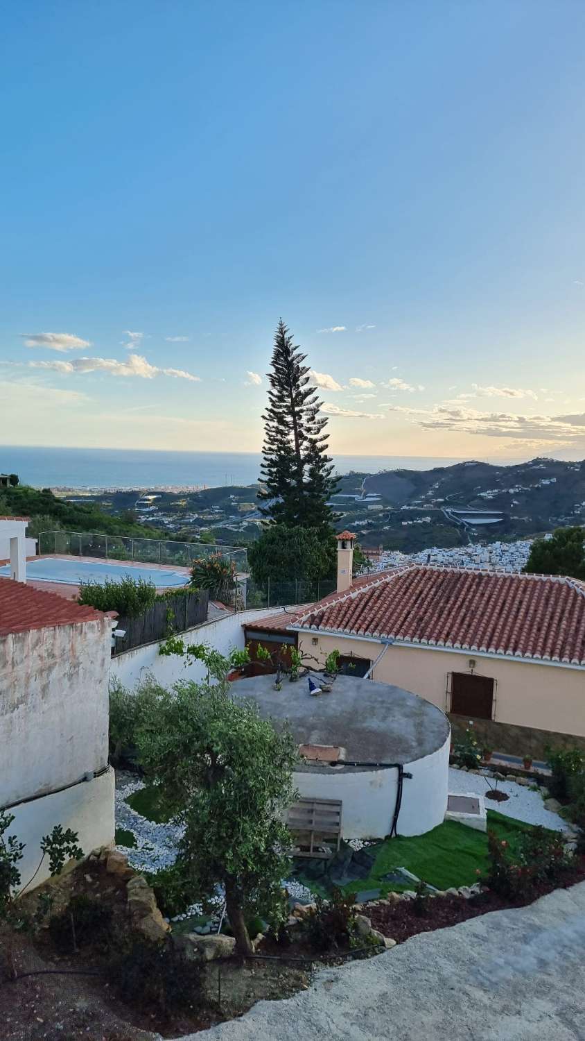 Vivienda moderna en Torrox campo con lujos con piscina y zona de esparcimiento.