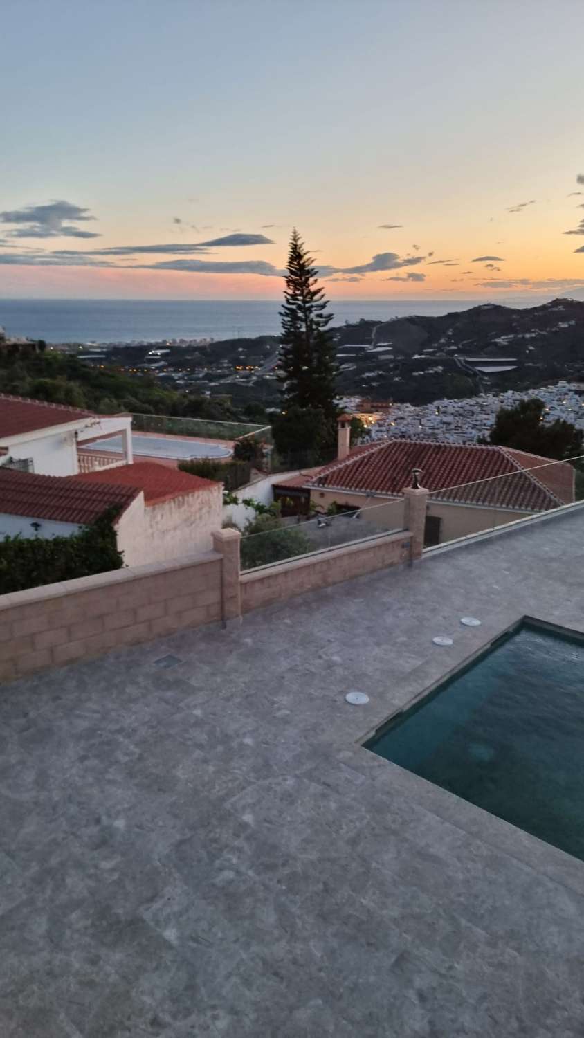 Vivienda moderna en Torrox campo con lujos con piscina y zona de esparcimiento.