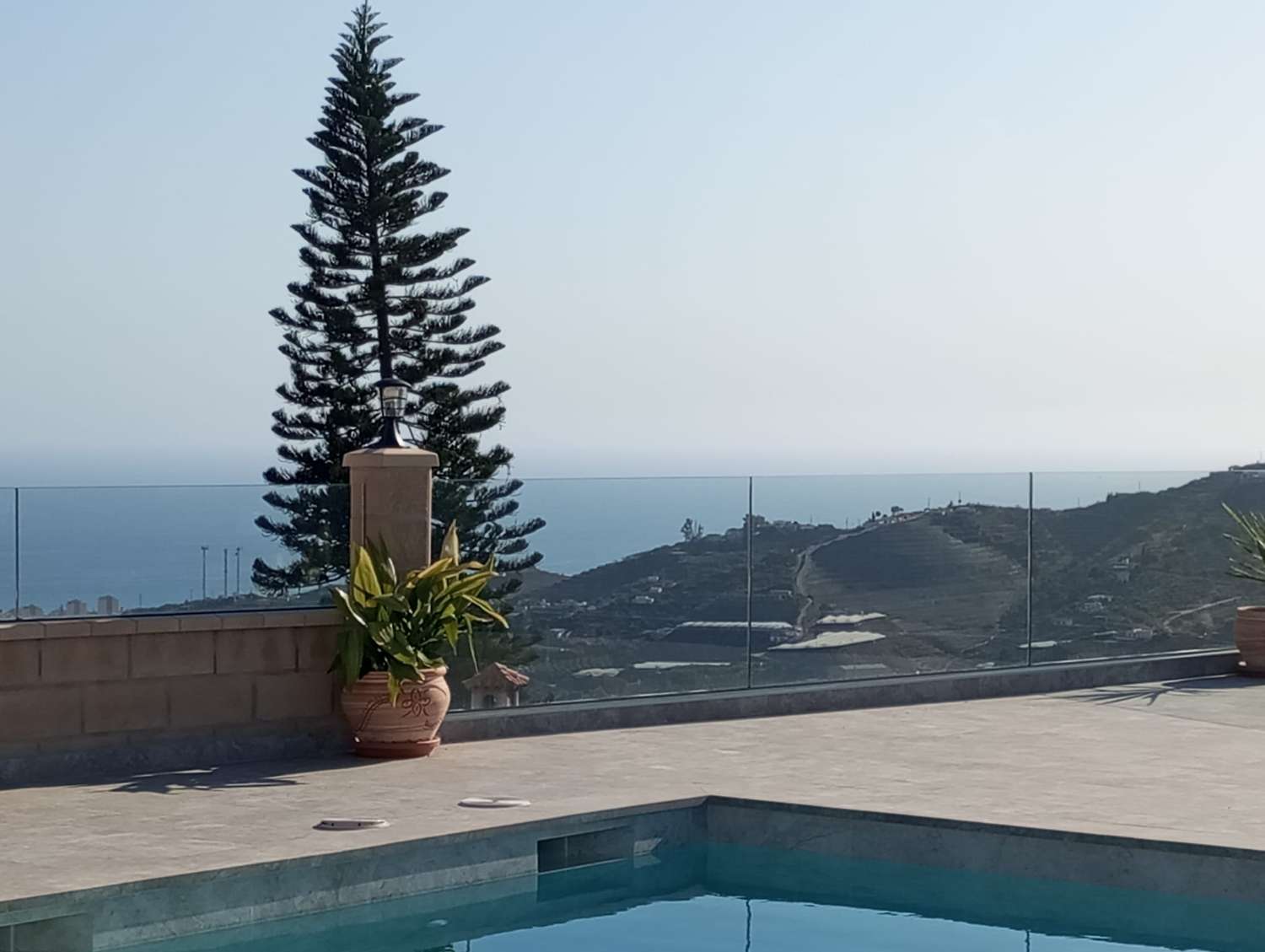 Vivienda moderna en Torrox campo con lujos con piscina y zona de esparcimiento.