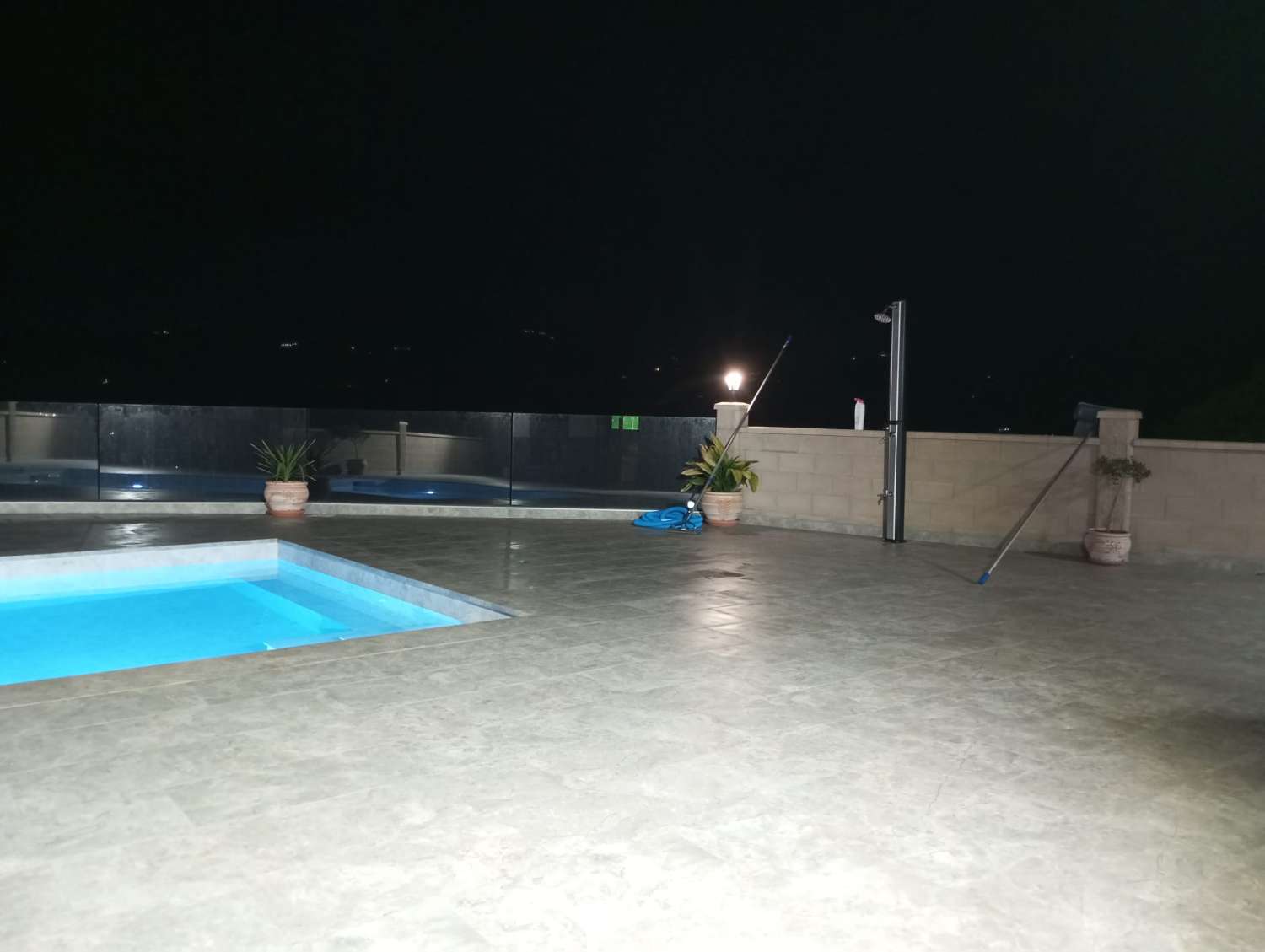 Vivienda moderna en Torrox campo con lujos con piscina y zona de esparcimiento.