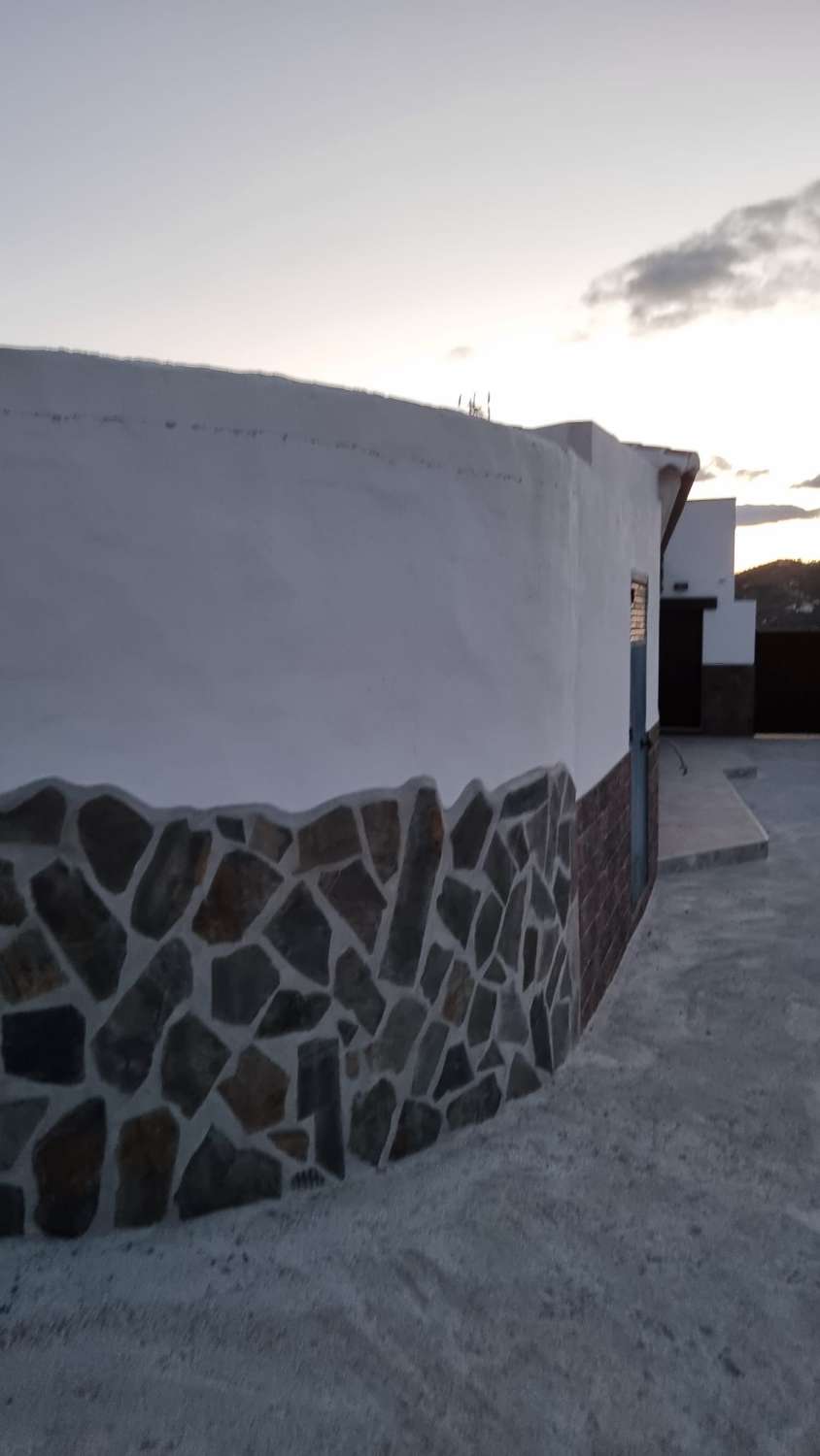 Vivienda moderna en Torrox campo con lujos con piscina y zona de esparcimiento.