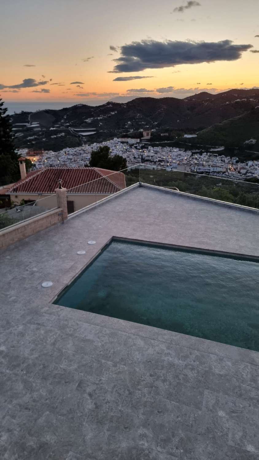 Vivienda moderna en Torrox campo con lujos con piscina y zona de esparcimiento.