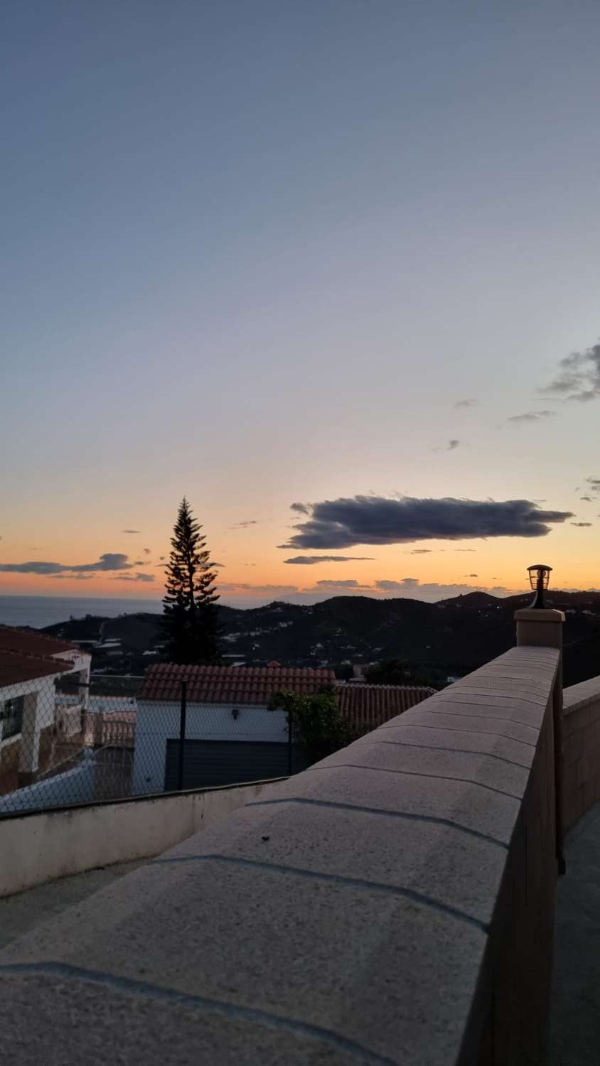 Vivienda moderna en Torrox campo con lujos con piscina y zona de esparcimiento.