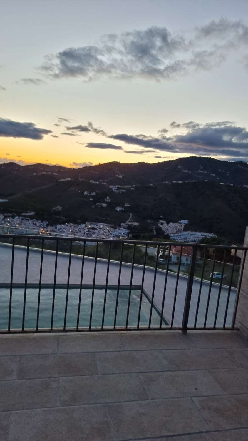 Vivienda moderna en Torrox campo con lujos con piscina y zona de esparcimiento.