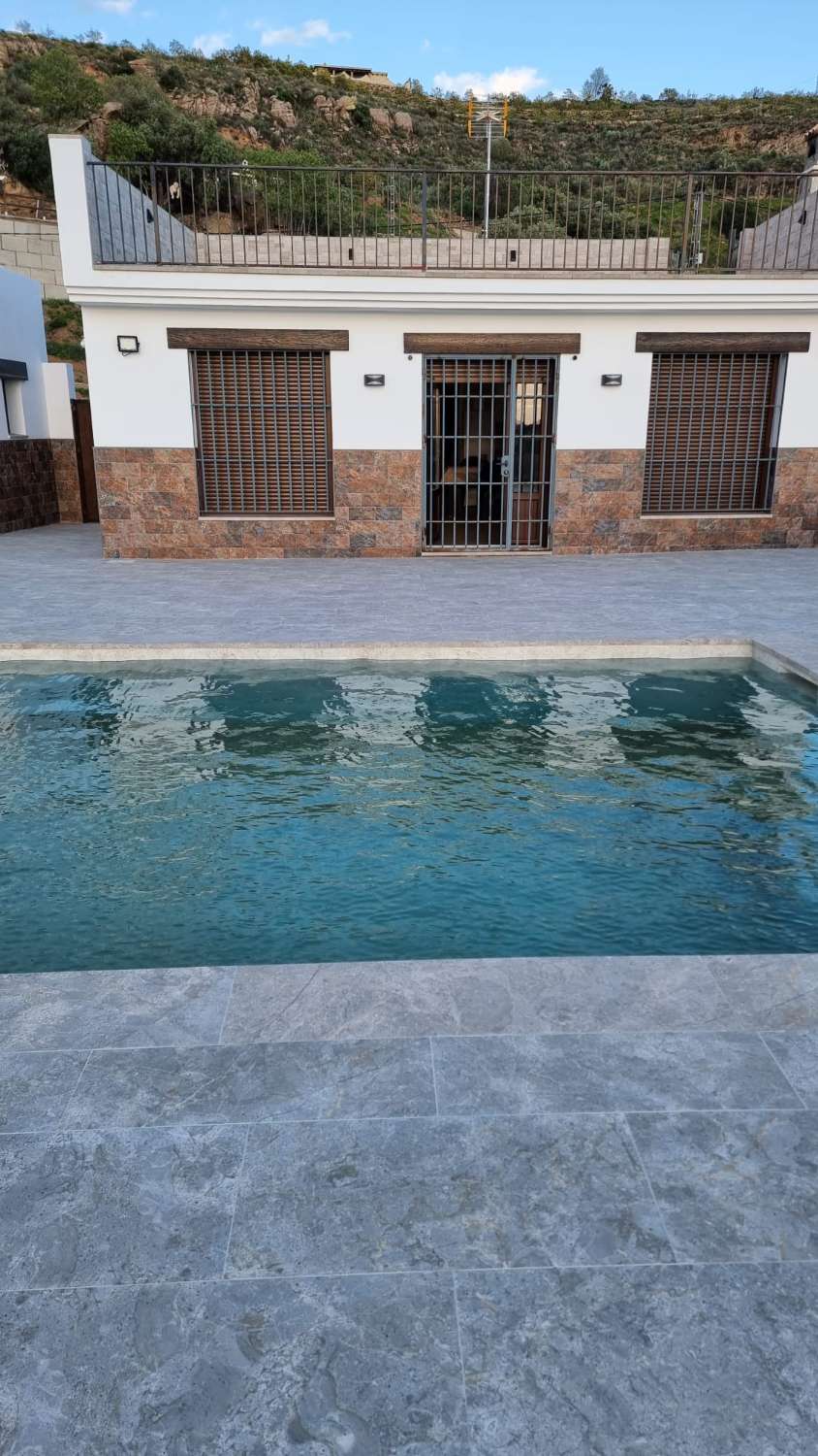 Vivienda moderna en Torrox campo con lujos con piscina y zona de esparcimiento.