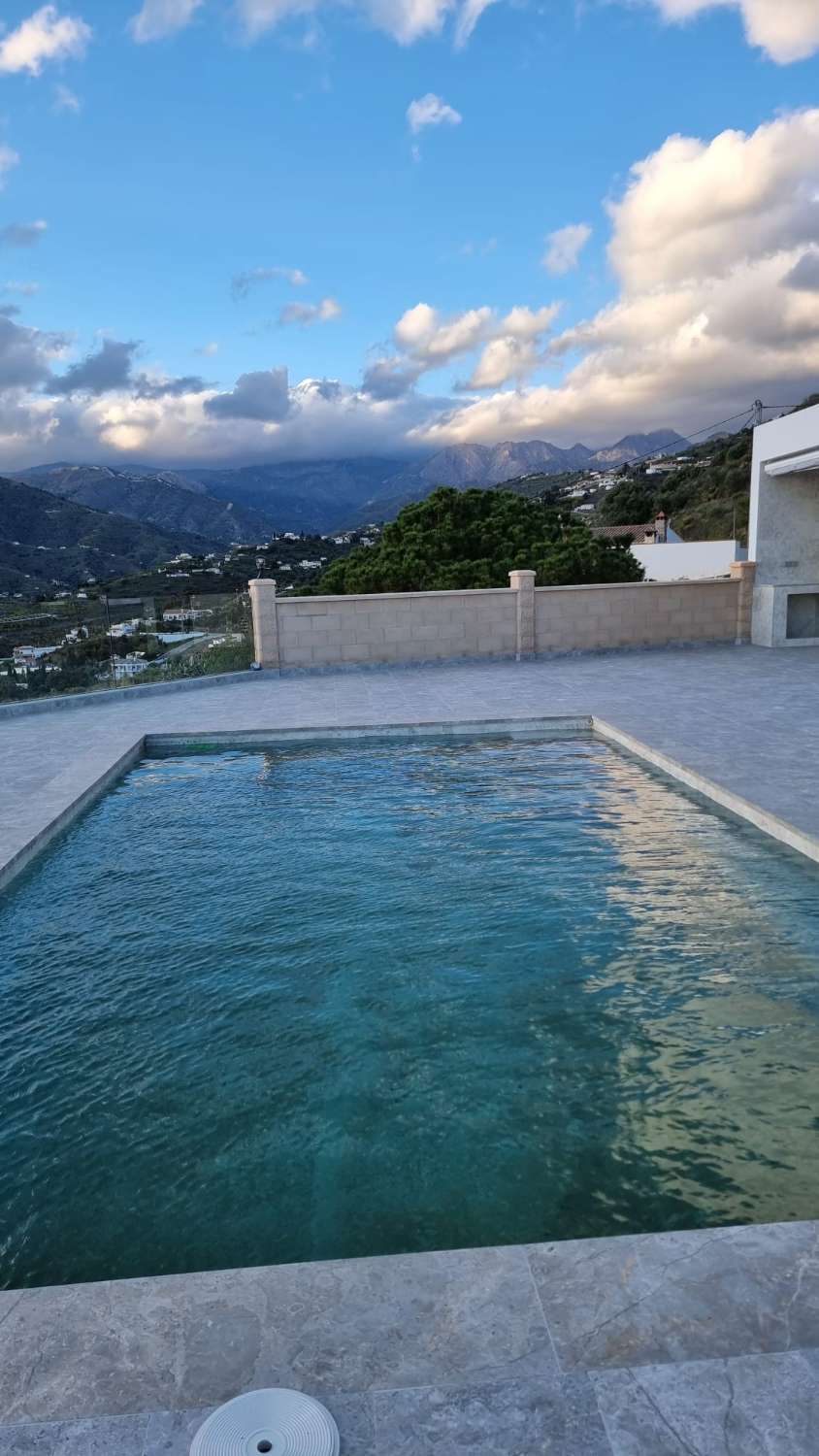 Vivienda moderna en Torrox campo con lujos con piscina y zona de esparcimiento.