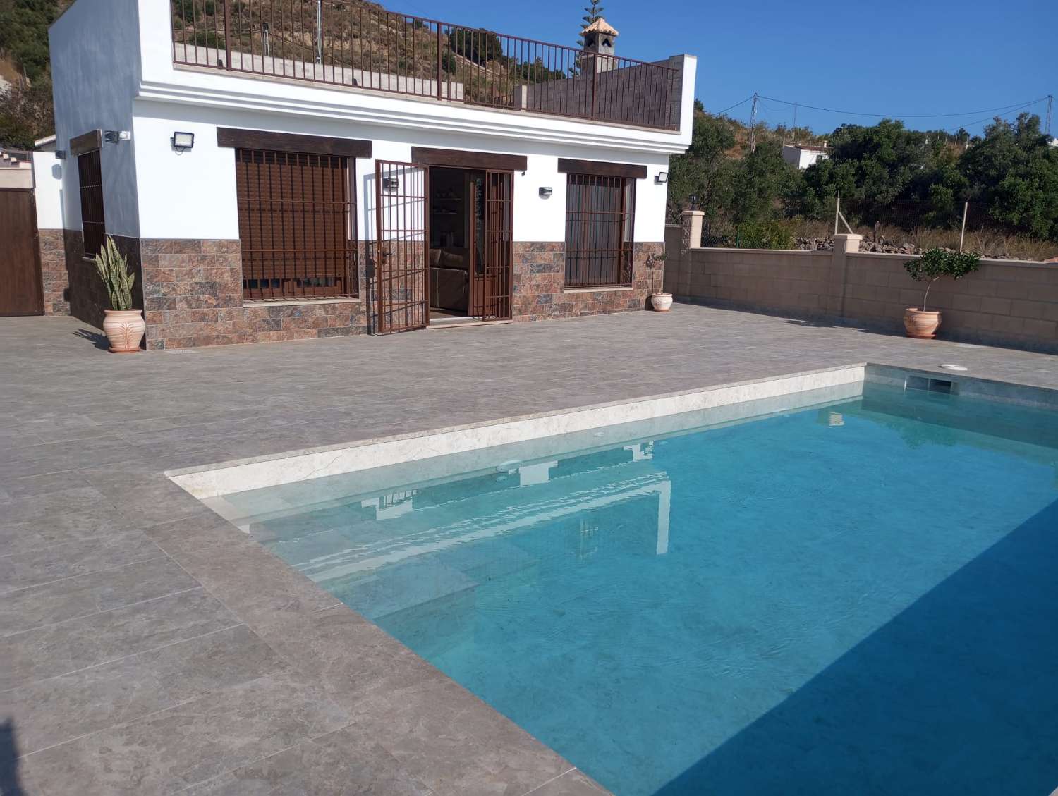 Vivienda moderna en Torrox campo con lujos con piscina y zona de esparcimiento.