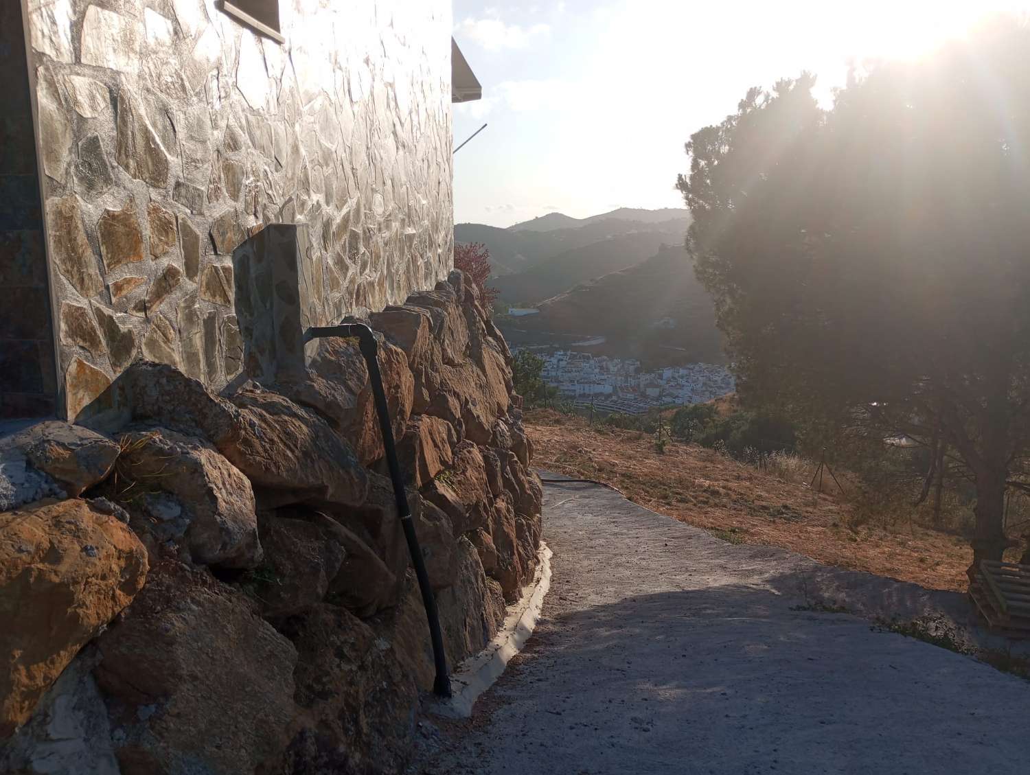 Vivienda moderna en Torrox campo con lujos con piscina y zona de esparcimiento.