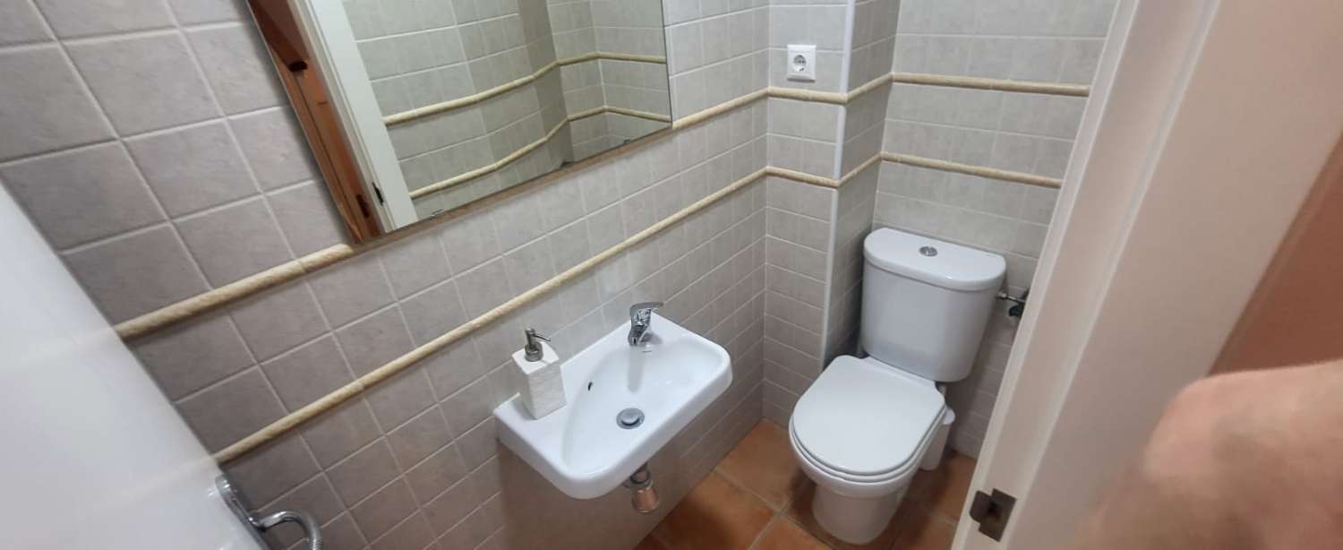 QUATTRO CAMERE DA LETTO 3 BAGNI, WC e piscina.