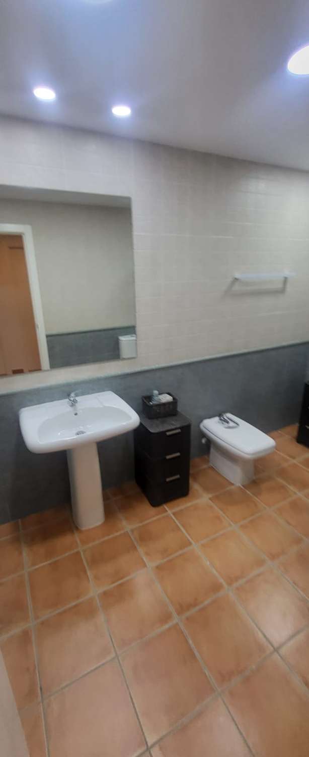 QUATTRO CAMERE DA LETTO 3 BAGNI, WC e piscina.