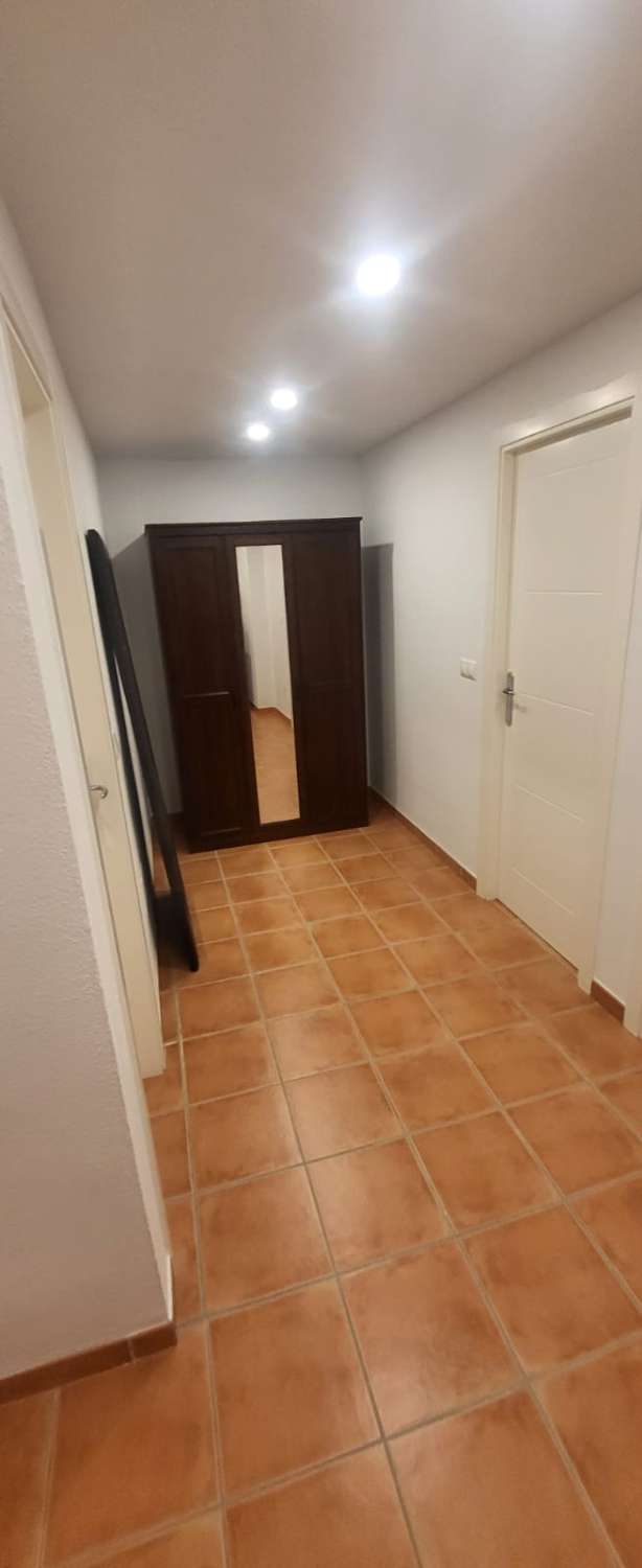 VIER SLAAPKAMERS 3 BADKAMERS, een toilet en een zwembad.