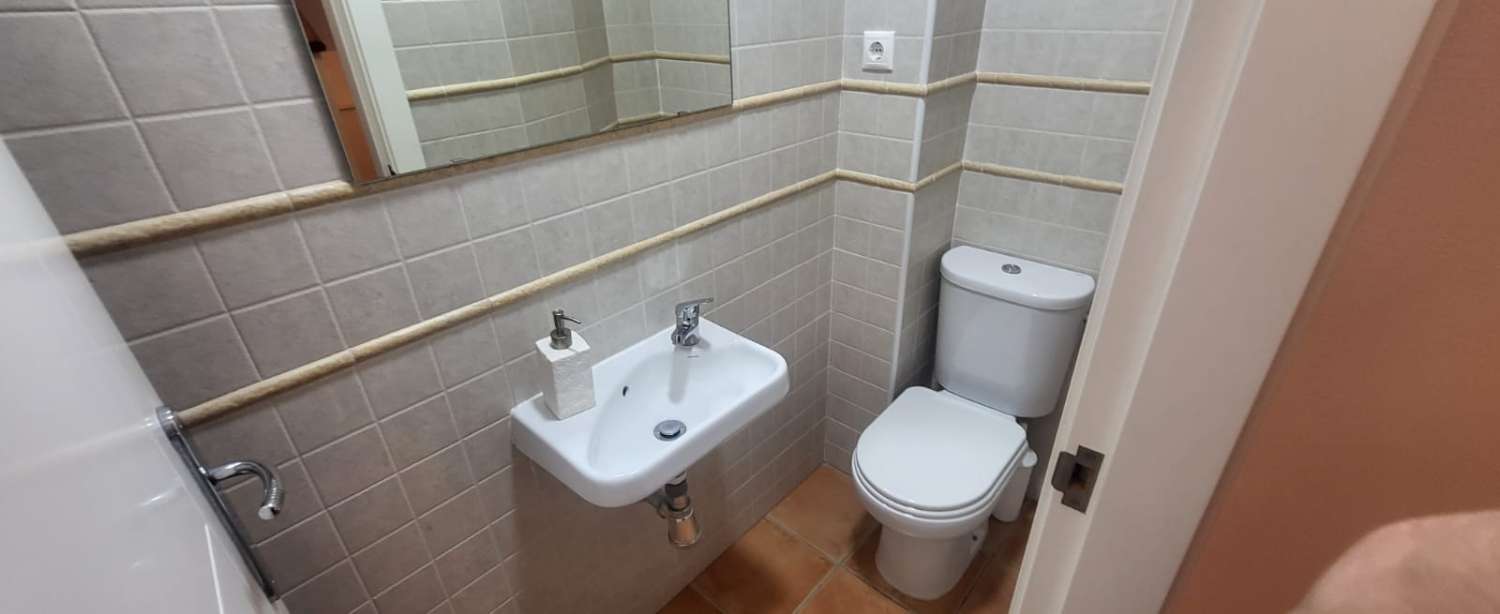 QUATTRO CAMERE DA LETTO 3 BAGNI, WC e piscina.